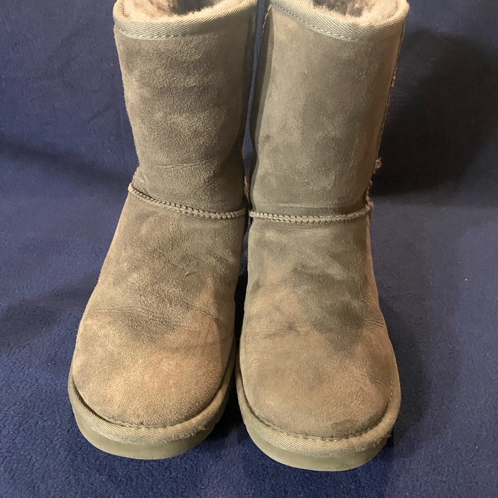 UGG AUSTRALIA - CLASSIC SHORT BOOT- PRELOVED